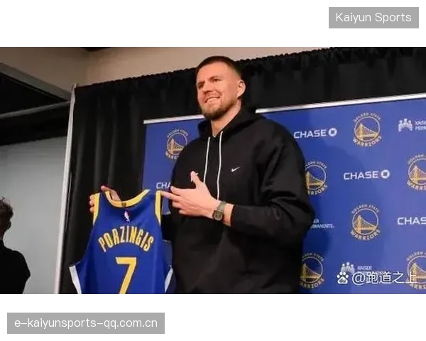 勇士队揭幕战首发阵容曝光：科尔关注波尔津吉斯伤情！NBA新赛季开启的“秘密武器”